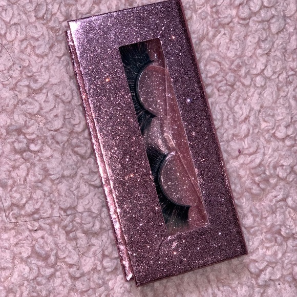 Eyelashes - Picture 5 of 5